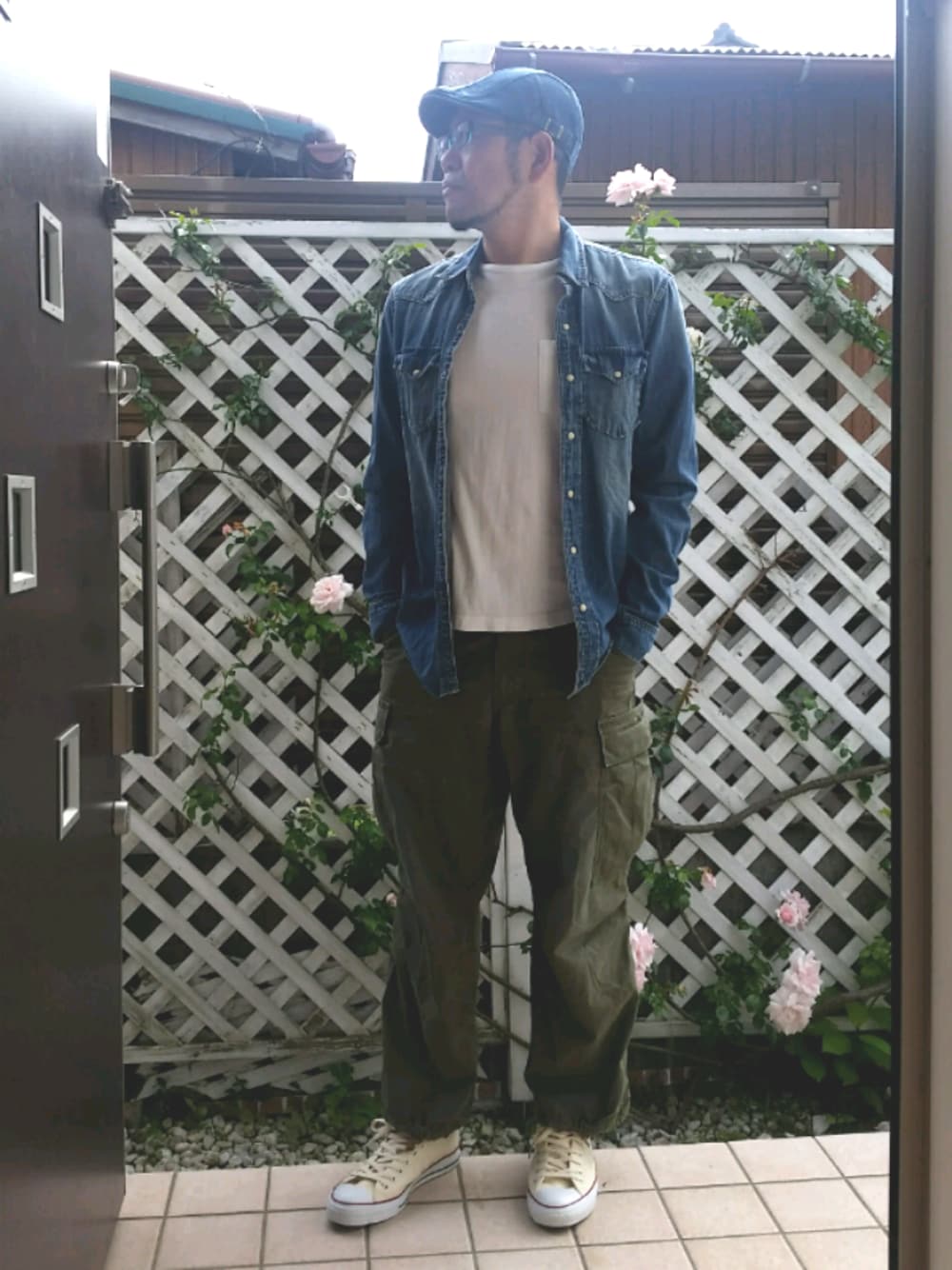 ブルー系のシャツ/ブラウス、グリーン系のカーゴパンツ、ホワイト系のスニーカーを着用したメンズの春コーディネートの1枚目の写真