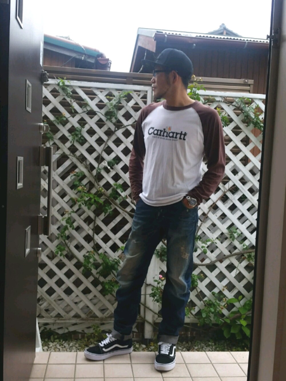 ブラック系のスニーカー、ブルー系のデニムパンツ、ホワイト系のTシャツ/カットソーを着用したメンズの夏コーディネートの1枚目の写真