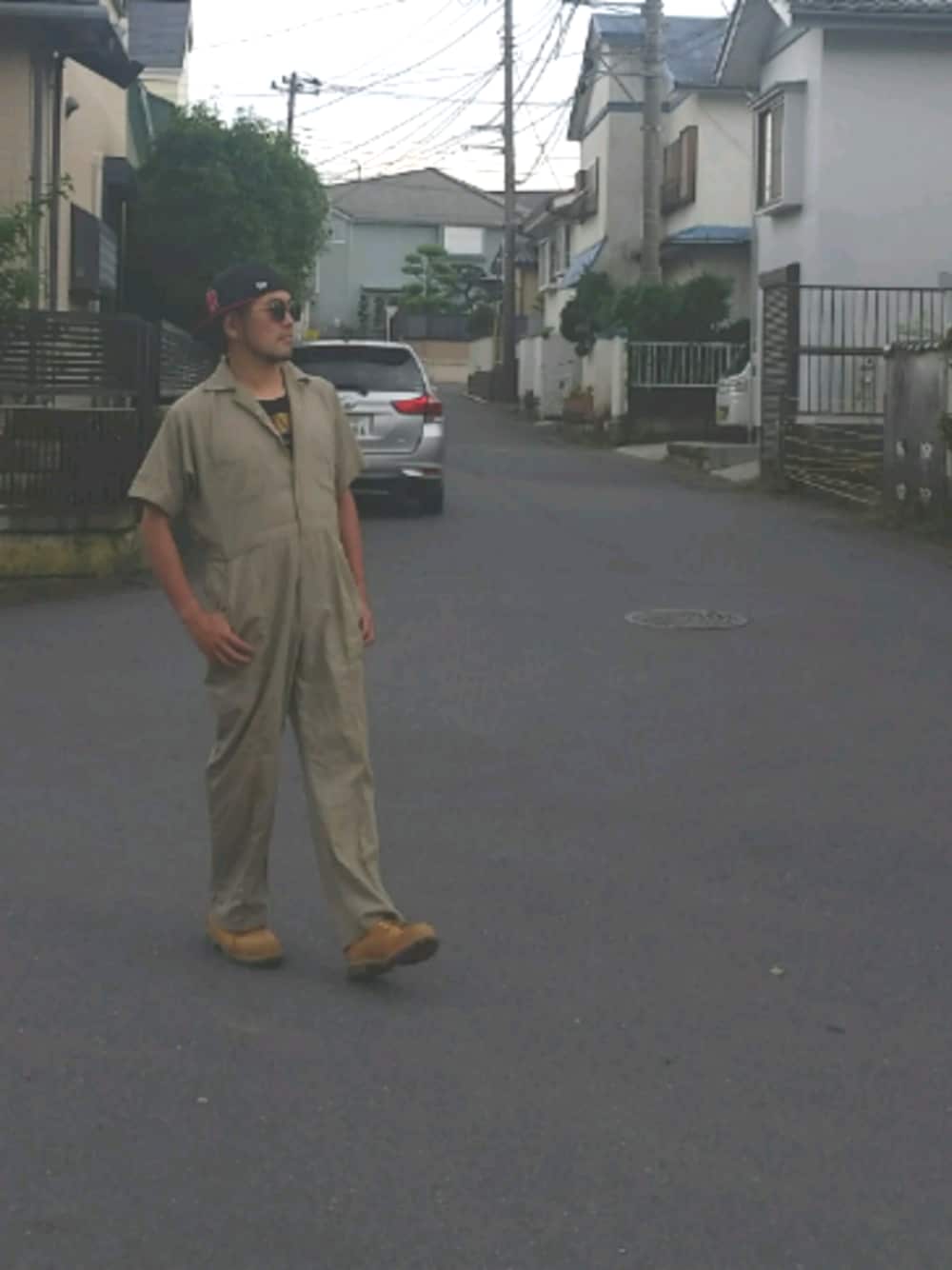 ベージュ系のつなぎ/オールインワン、ベージュ系のブーツ、ブラック系のサングラスを着用したメンズの夏コーディネートの1枚目の写真