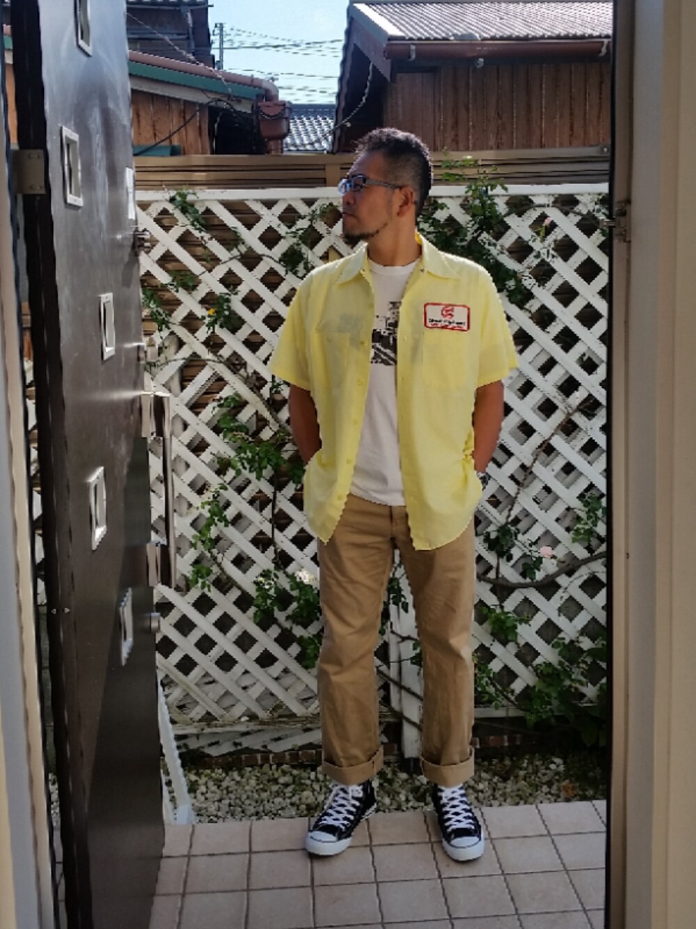 ブラック系のスニーカー、ホワイト系のTシャツ/カットソー、イエロー系のシャツ/ブラウスを着用したメンズの夏コーディネートの1枚目の写真