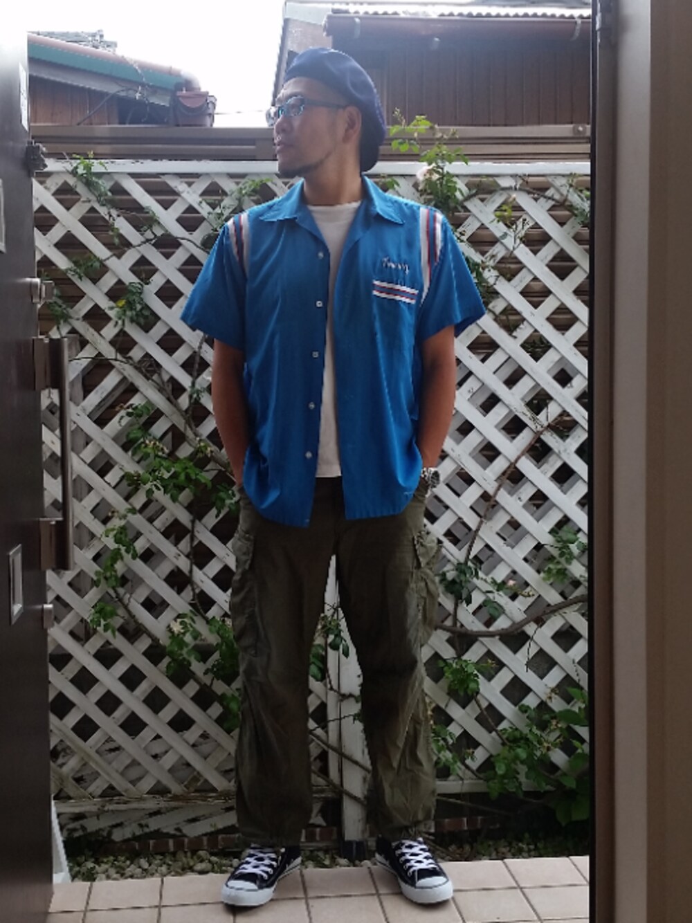 ブルー系のシャツ/ブラウス、グリーン系のカーゴパンツ、ブラック系のスニーカーを着用したメンズの夏コーディネートの1枚目の写真