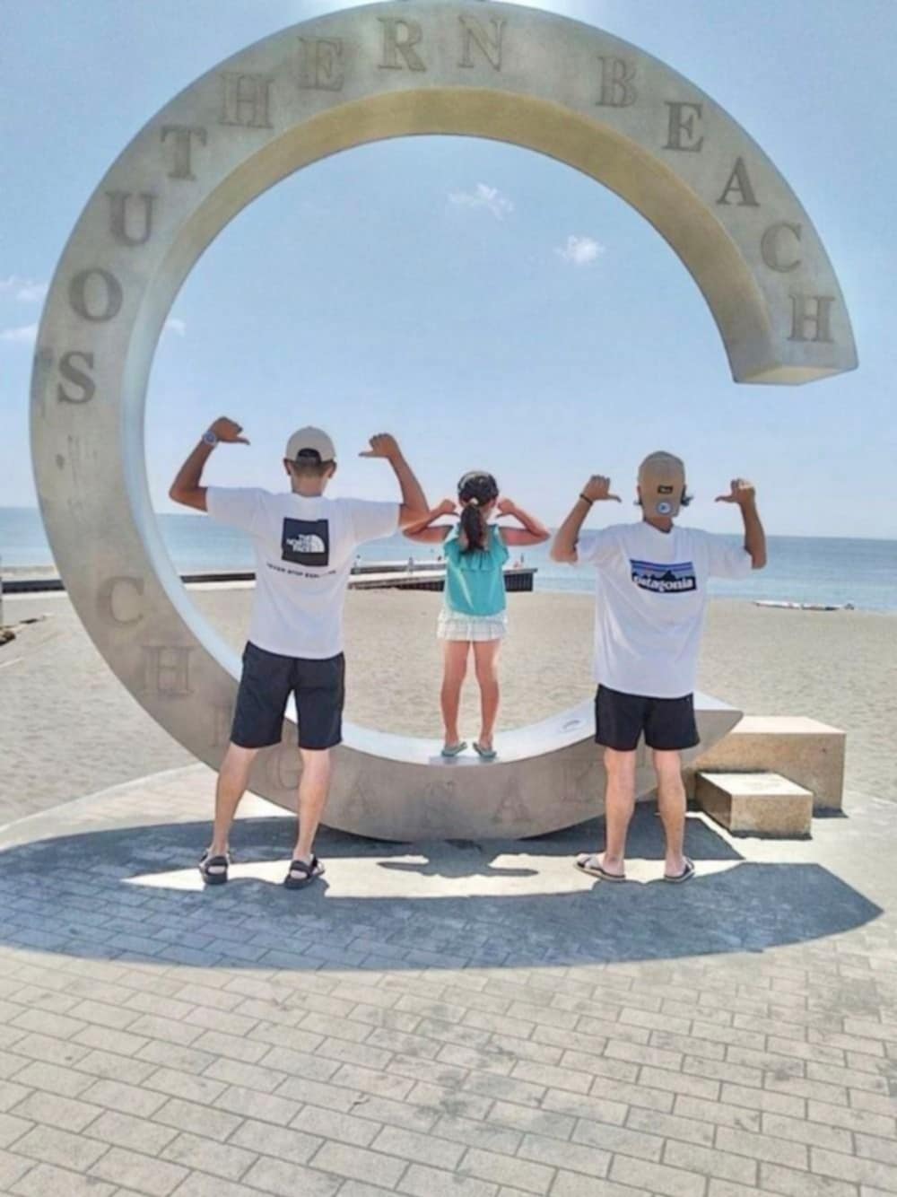 ホワイト系のTシャツ/カットソー、ブラック系のサンダル、ブラック系のパンツを着用したメンズの夏コーディネートの1枚目の写真