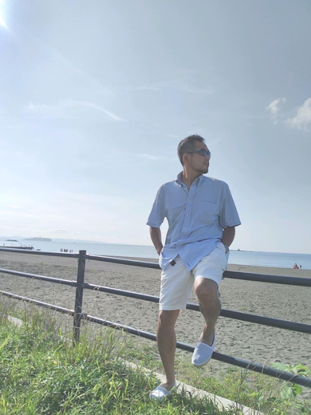 ブルー系のシャツ/ブラウス、ホワイト系のスリッポン、ホワイト系のその他パンツを着用したメンズの夏コーディネートの1枚目の写真