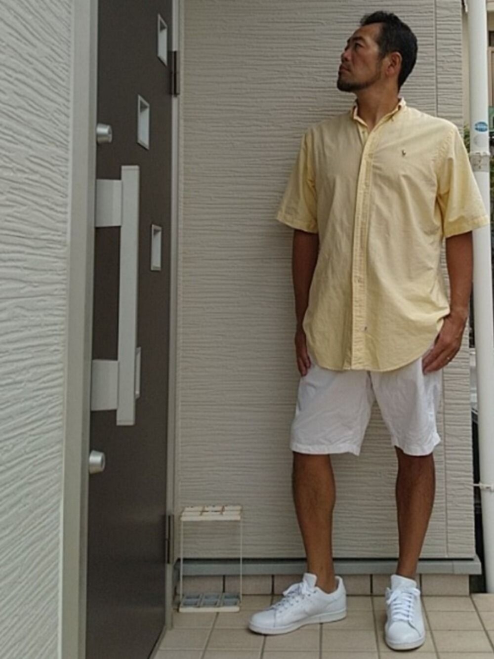 ホワイト系のスニーカー、ホワイト系のその他パンツ、イエロー系のシャツ/ブラウスを着用したメンズの夏コーディネートの1枚目の写真