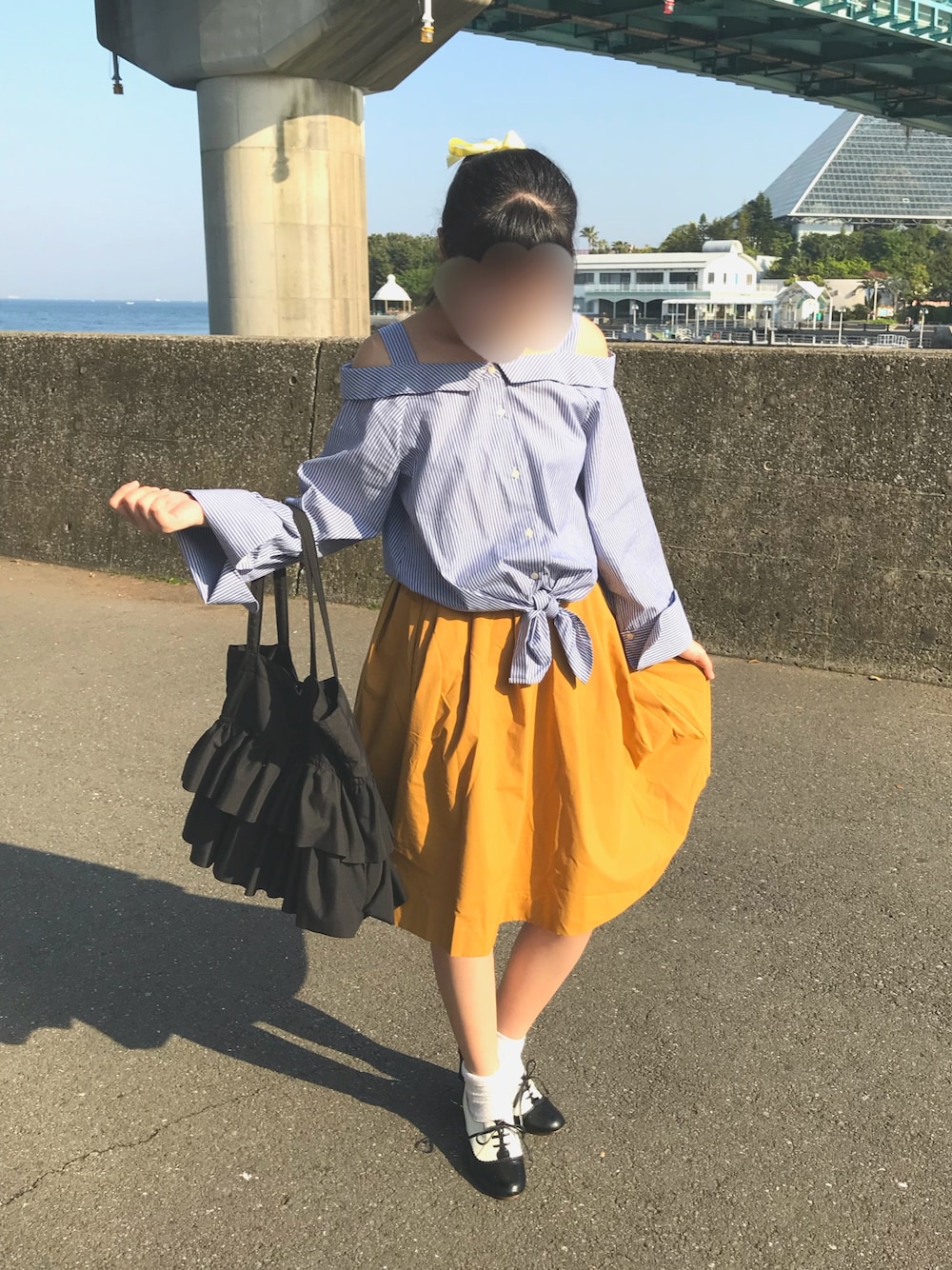 「春コーデ、マリン、ストライプブラウス、ストライプ、イエロースカート、フリルバック、ブーティ、wearsinc、mystic、LOWRYS FARM」｜「wearsincのアイテム（シャツ/ブラウス、ブルー系）」を使った、イトさん（レディース・158cm）の春コーディネートの1枚目の写真
