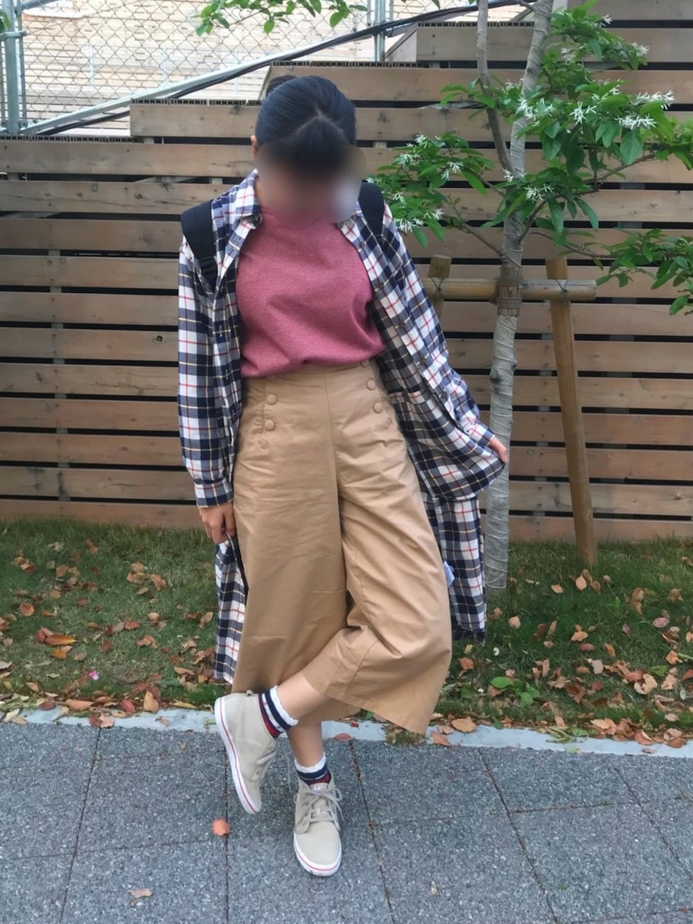 「赤チェック、シャツワンピ、チェックシャツ、チェックシャツワンピース、ハイウエスト、ハイウエストパンツ、GU、UNIQLO、merlot、adidas」｜「GUのアイテム（Tシャツ/カットソー、レッド系）」を使った、イトさん（レディース・158cm）の春コーディネートの1枚目の写真
