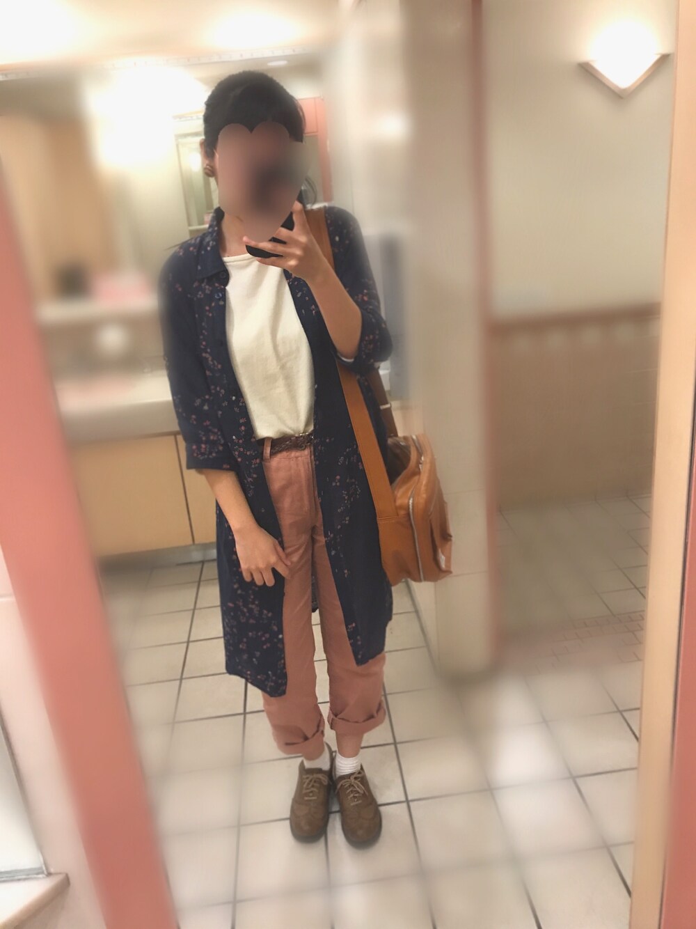 「花柄、花柄シャツ、花柄ワンピース、カラーパンツ、ピンクパンツ、ピンクデニム、ロールアップ、RETRO GIRL、PORTER」｜「PORTERのアイテム（ショルダーバッグ、ブラウン系）」を使った、イトさん（レディース・158cm）の春コーディネートの1枚目の写真