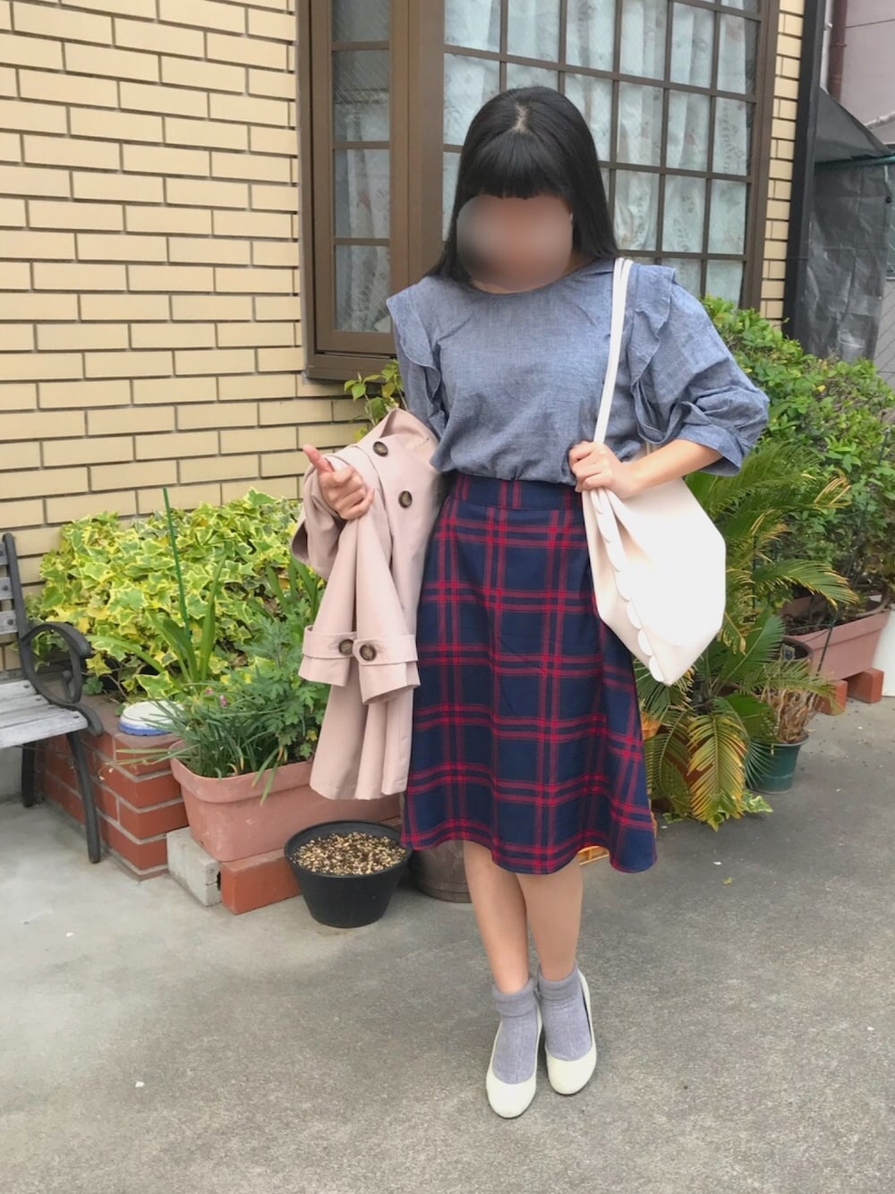 「トレンチコート、チェックスカート、フリルトップス、フリルブラウス、袖フリル、フリルバッグ、フリル、PAGEBOY、春コーデ」｜「PAGEBOYのスカラップトートバッグ（トートバッグ、ホワイト系）」を使った、イトさん（レディース・158cm）の春コーディネートの1枚目の写真