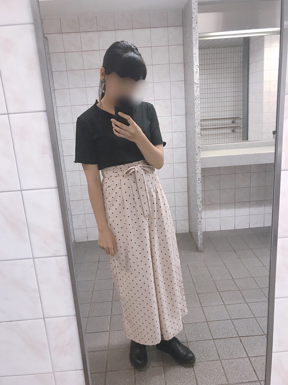 「ブラック×ベージュ、フリルネック、リブトップス、ハイウエストパンツ、ハイウエスト、ドットパンツ、ドット、ウエストリボン、merlot、RETOROGIRL」｜「MERLOTのメロウ半袖リブトップス1096-C17（Tシャツ/カットソー、ブラック系）」を使った、イトさん（レディース・158cm）の秋コーディネートの1枚目の写真