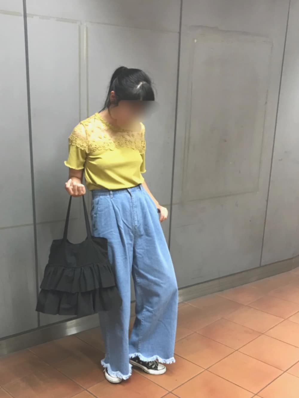 「テレコ、レース、フリンジデニム、フリンジ、スカラップ、フリルトート、イエロー×ブルー、one after another NICE CLAUP、merlot、converse」｜「MERLOTのスカラップフリンジヘムデニムワイドパンツ615-8527（デニムパンツ、ブルー系）」を使った、イトさん（レディース・158cm）の秋コーディネートの1枚目の写真