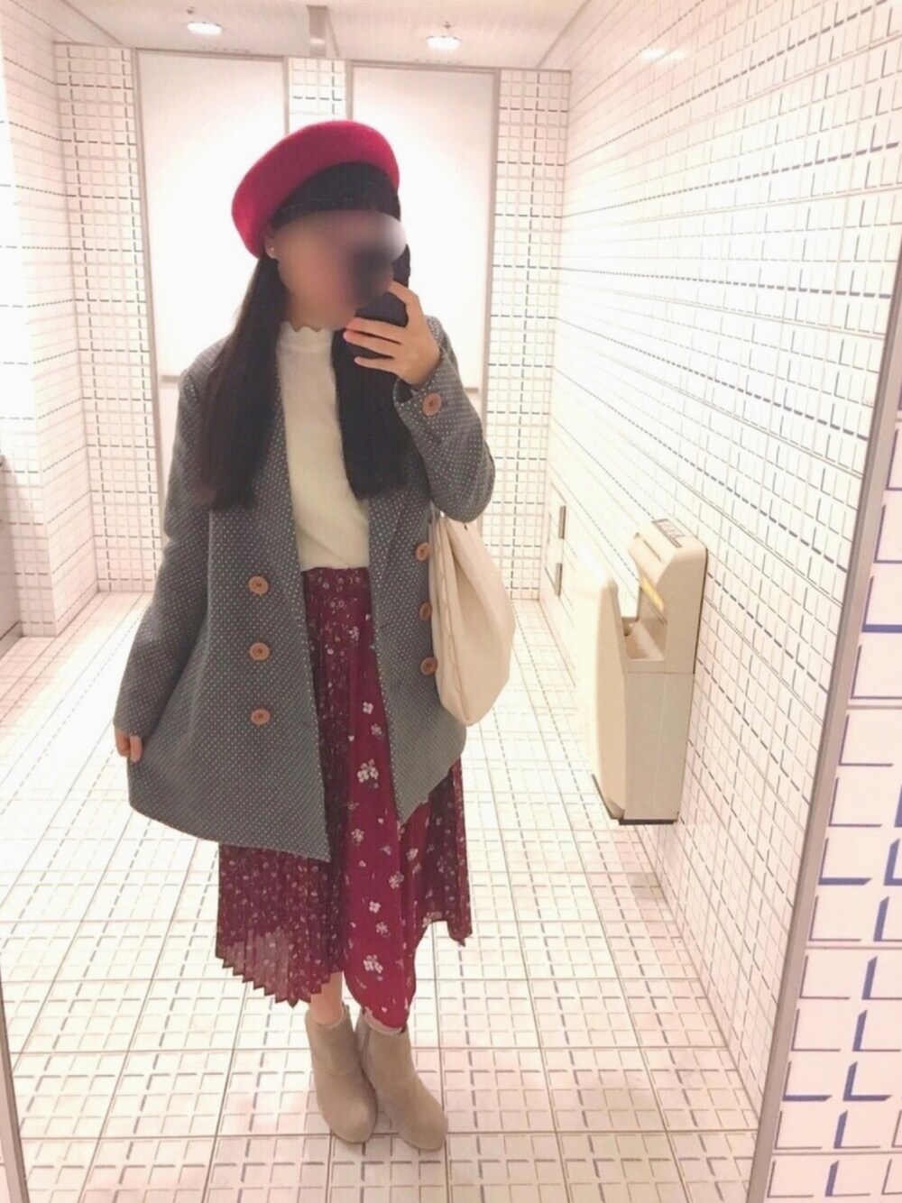 「フェルトハット、ダブルボタン、ドット、ハイネック、スカラップ、プリーツスカート、花柄スカート、花柄、earth music&ecology、Ehyphenworldgallery」｜「PAGEBOYのスカラップトートバッグ（トートバッグ、ホワイト系）」を使った、イトさん（レディース・158cm）の秋コーディネートの1枚目の写真
