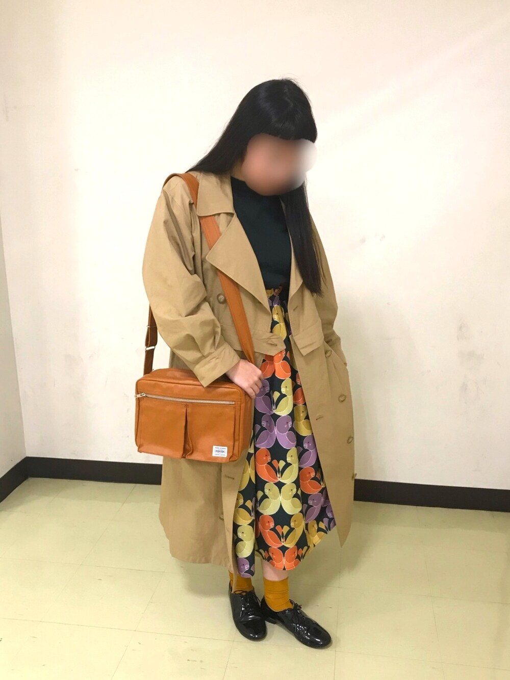 「トレンチコート、ロングトレンチコート、柄スカート、フレアスカート、ミモレ丈スカート、エナメルシューズ、earth music&ecology、merlot、wcloset」｜「earth music&ecologyの・クルーネックゆるニットプルオーバー（ニット/セーター、グリーン系）」を使った、イトさん（レディース・158cm）の春コーディネートの1枚目の写真