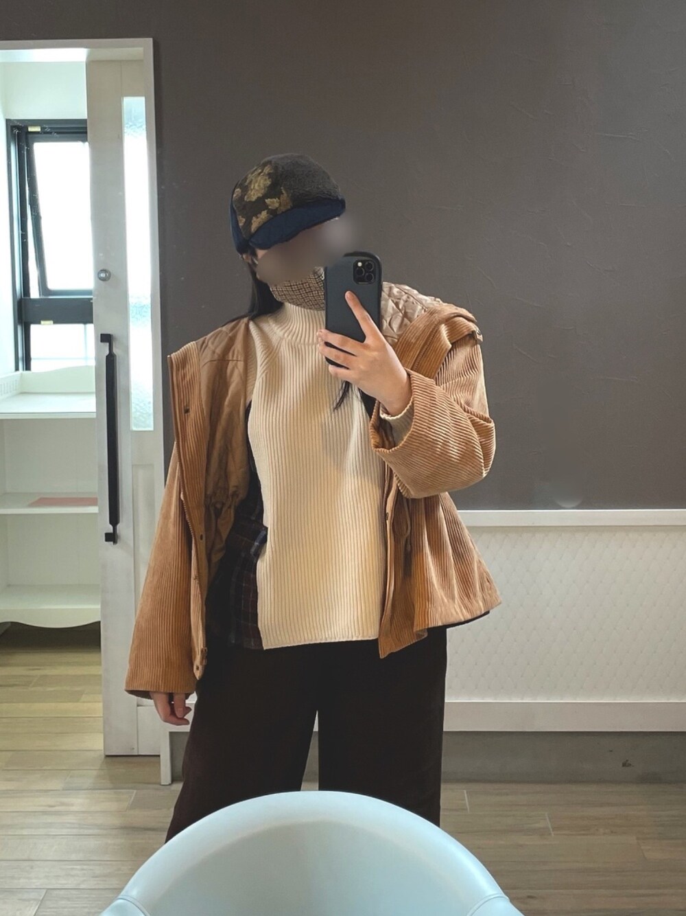 「コーデュロイジャケット、マンパ、ハイネック、タックパンツ、カオリノモリ、niko and ...、PAGEBOY、chocol raffine robe、休日コーデ、メンズライク」｜「kaorinomoriの【カオリノモリ】グランメレキャップ（キャップ、ブルー系）」を使った、イトさん（レディース・158cm）の春コーディネートの1枚目の写真