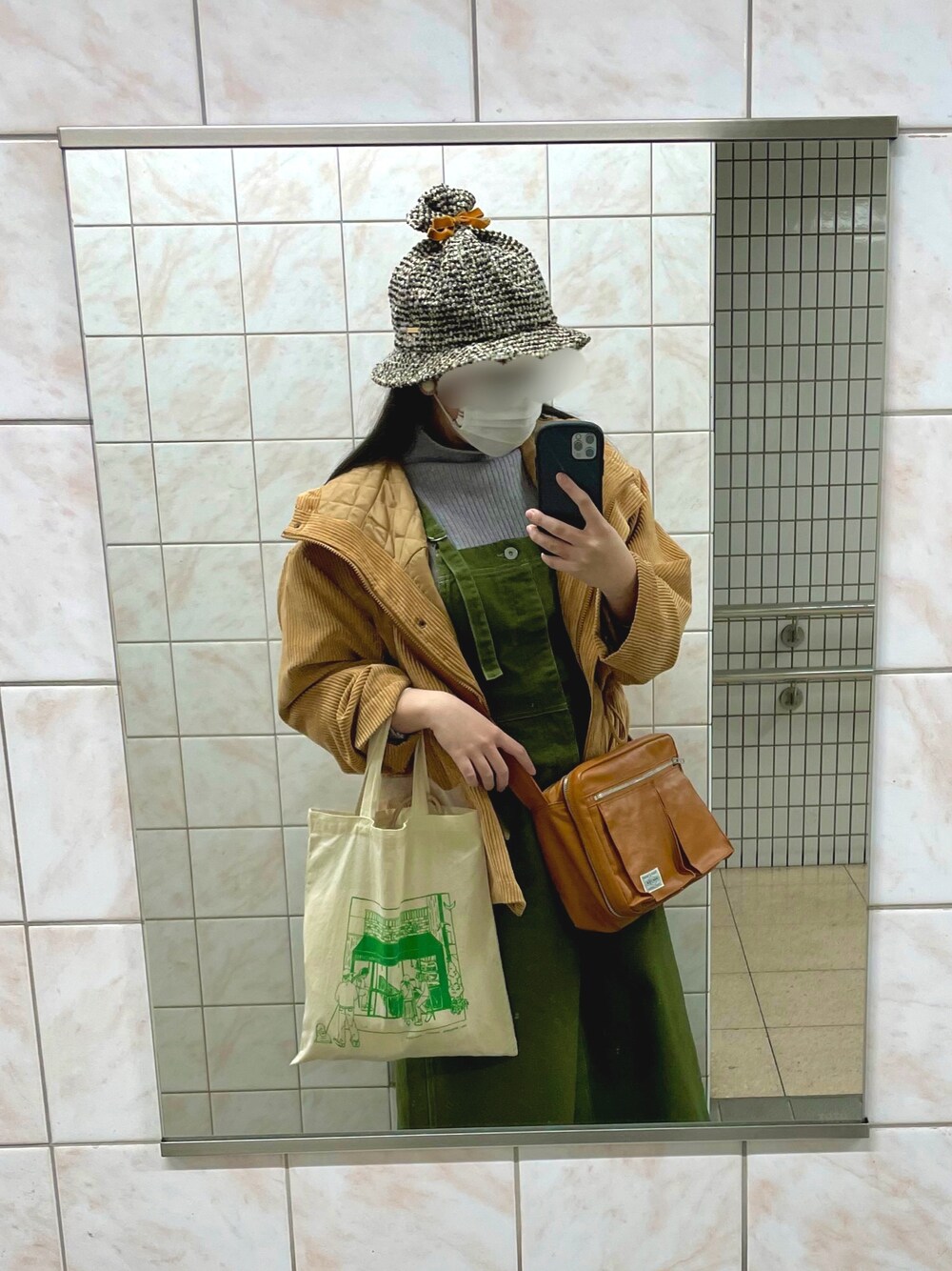 「ハット、マウンテンパーカー、マンパ、ハイネック、サロペット、サロペットスカート、カオリノモリ、niko and ...、PORTER、休日コーデ」｜「kaorinomoriの【カオリノモリ】ｻｯｸｼﾞﾑﾊｯﾄ（ハット、ブラウン系）」を使った、イトさん（レディース・158cm）の春コーディネートの1枚目の写真