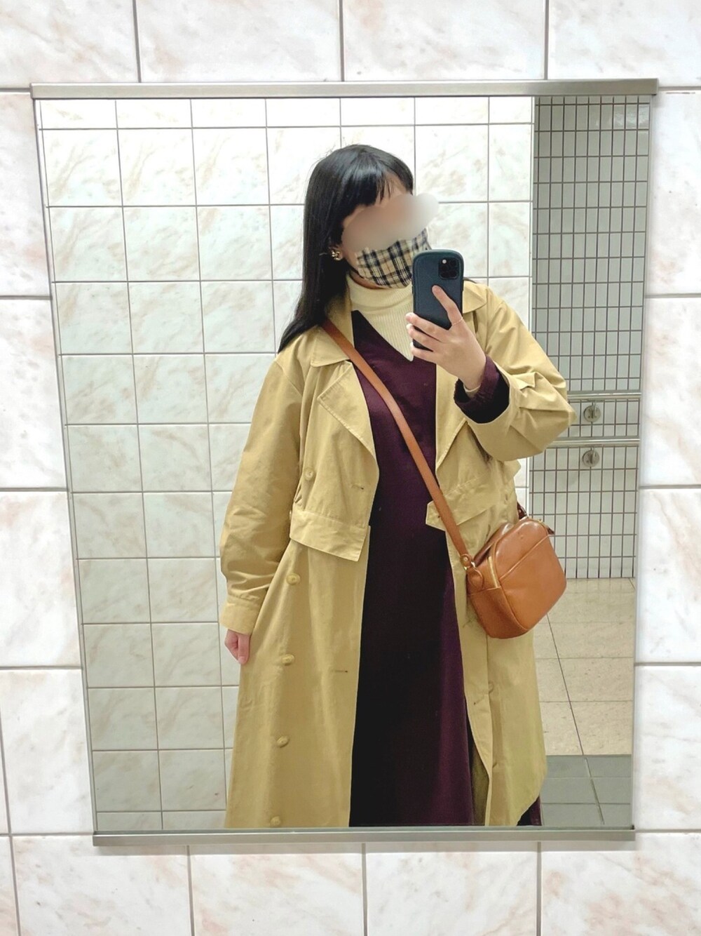 「タートルネック、タートルネックニット、トレンチコート、ロングコート、ワンピース、Vネック、UNIQLO、wcloset、niko and ...、休日スタイル」｜「UNIQLOのアイテム（ニット/セーター、ホワイト系）」を使った、イトさん（レディース・158cm）の春コーディネートの1枚目の写真