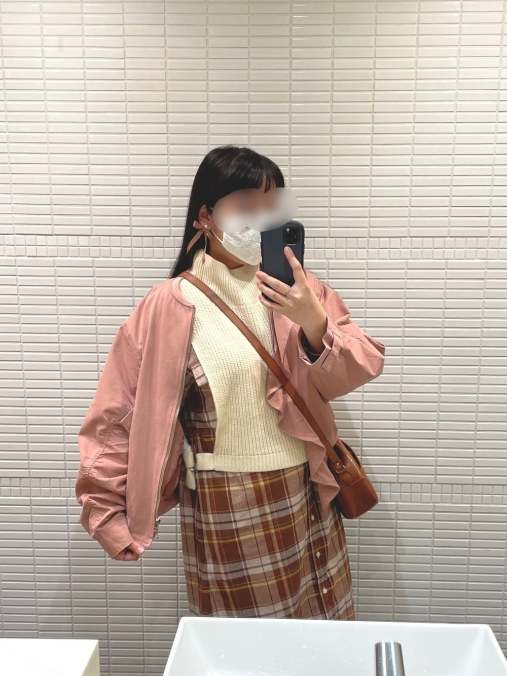 「シャツワンピース、シャツスタイル、チェックシャツ、ショート丈、アシンメトリー、ベスト、ニットベスト、フリル、merlot、nico and…」｜「MERLOTのラッフルドルマンブルゾン9062（ブルゾン、ピンク系）」を使った、イトさん（レディース・158cm）の春コーディネートの1枚目の写真
