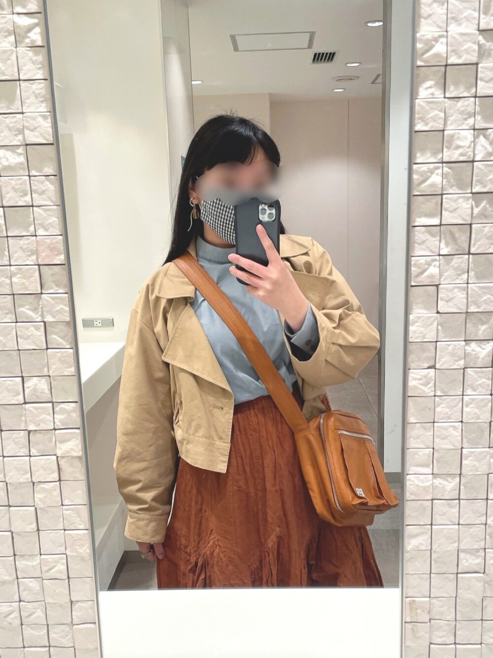 「トレンチコート、ショート丈、ハイネック、ボリューム袖、フレアスカート、ギャザースカート、wcloset、KBF、LOWRYS FARM、PORTER」｜「w closetのアイテム（トレンチコート、ベージュ系）」を使った、イトさん（レディース・158cm）の春コーディネートの1枚目の写真