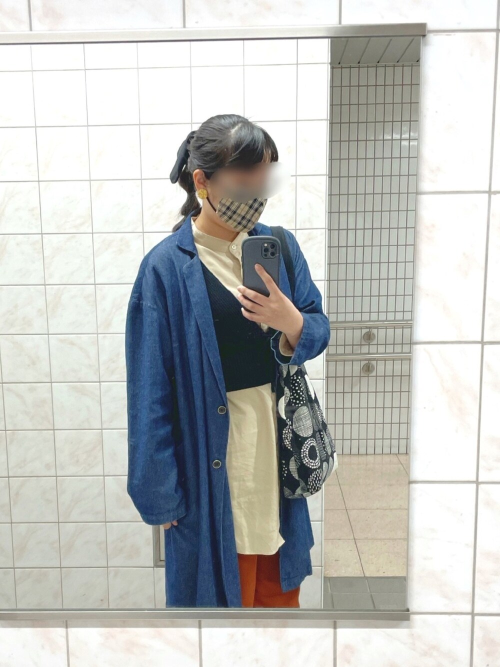 「バンドカラーシャツ、チュニック、カラーパンツ、ビスチェ、earth music&ecology、LOWRYS FARM、GU」｜「LOWRYS FARMのベルトツキハイウエストパンツ 804552（その他パンツ、ブラウン系）」を使った、イトさん（レディース・158cm）の夏コーディネートの1枚目の写真