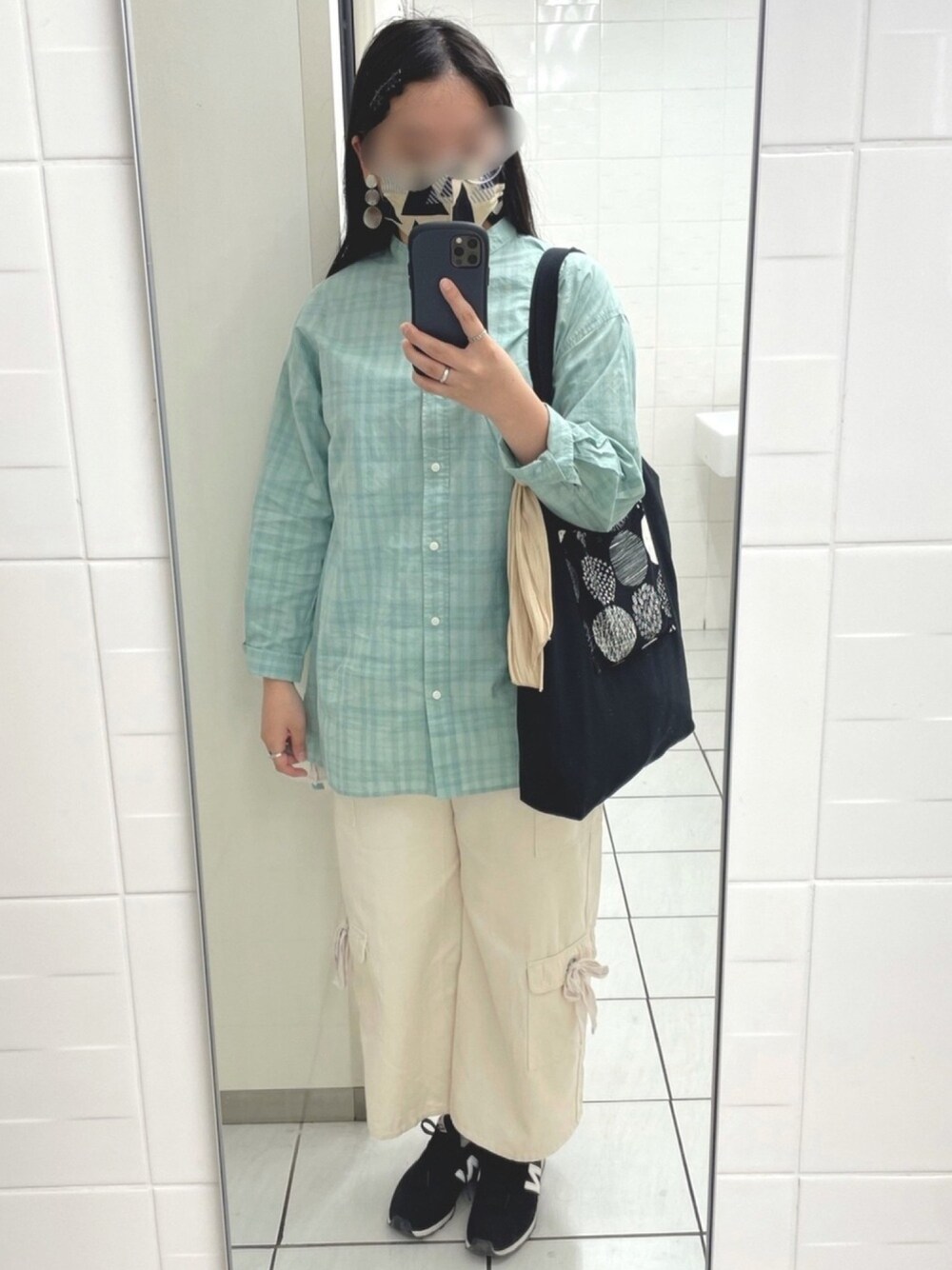 「チェック、チェックシャツ、ホワイトデニム、ミントグリーン、chocol raffine robe、merlot、New Balance」｜「MERLOTのアイテム（デニムパンツ、ホワイト系）」を使った、イトさん（レディース・158cm）の夏コーディネートの1枚目の写真