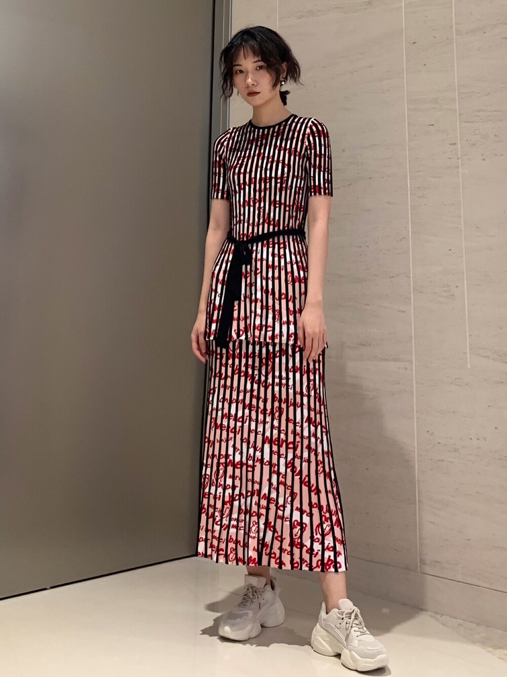 「华嘉のアイテム（ニット/セーター、レッド系）」を使った、iiiiissiさん（レディース・173cm）の夏コーディネートの1枚目の写真