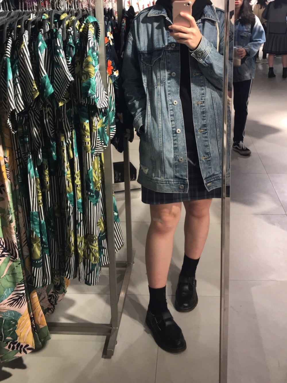 「vintage、skirt、hoodie、Jeans jacket、black、古着」｜「GUのアイテム（デニムジャケット、ブルー系）」を使った、chiauさん（レディース・158cm）の秋コーディネートの1枚目の写真