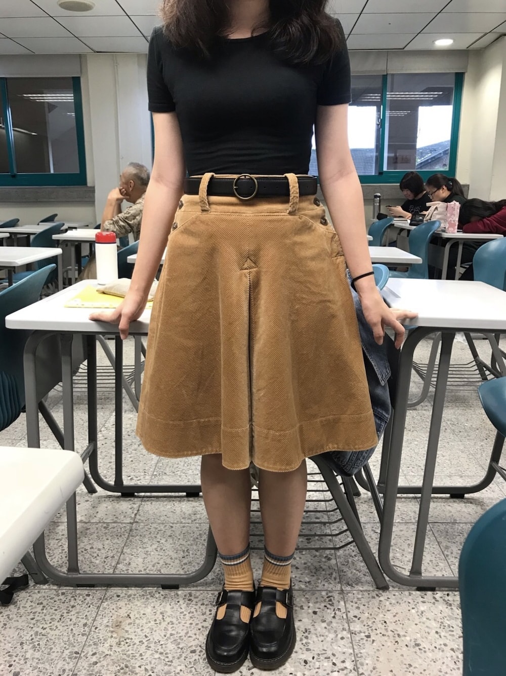 「Tshirts、skirt、corduroy、black、BROWN、school」｜「ZARAのアイテム（Tシャツ/カットソー、ブラック系）」を使った、chiauさん（レディース・158cm）の秋コーディネートの1枚目の写真