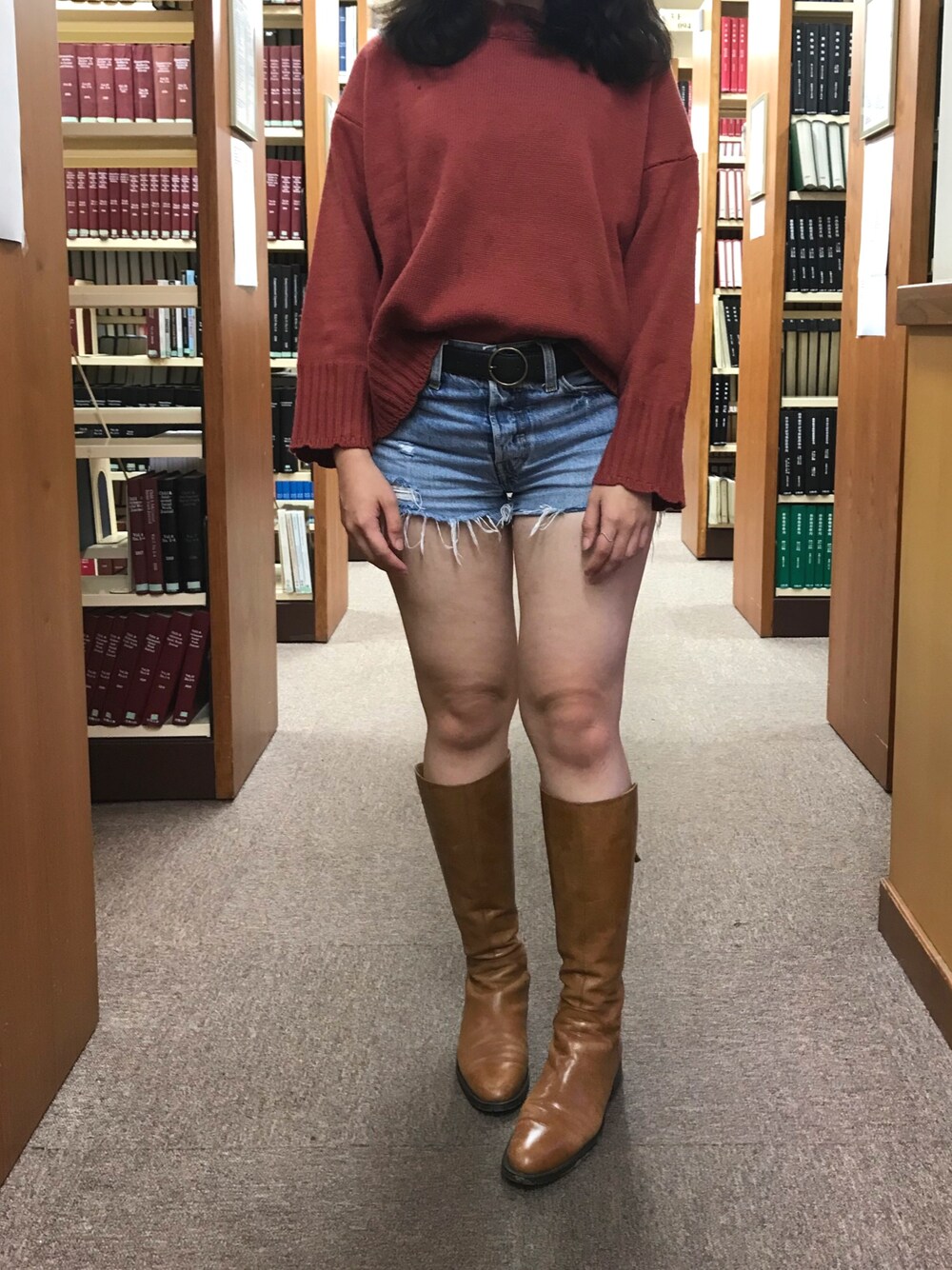「sweater、brick red、denim、Levi's、boots、LIBERTY」｜「Levi'sのアイテム（デニムパンツ、ブルー系）」を使った、chiauさん（レディース・158cm）の秋コーディネートの1枚目の写真