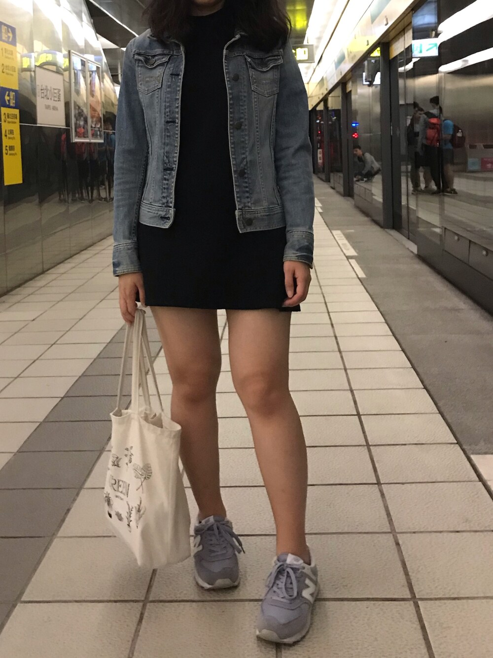 「black dress、sneakers、denim、date style♡、MRT」｜「ZARAのアイテム（チュニック、ブラック系）」を使った、chiauさん（レディース・158cm）の秋コーディネートの1枚目の写真