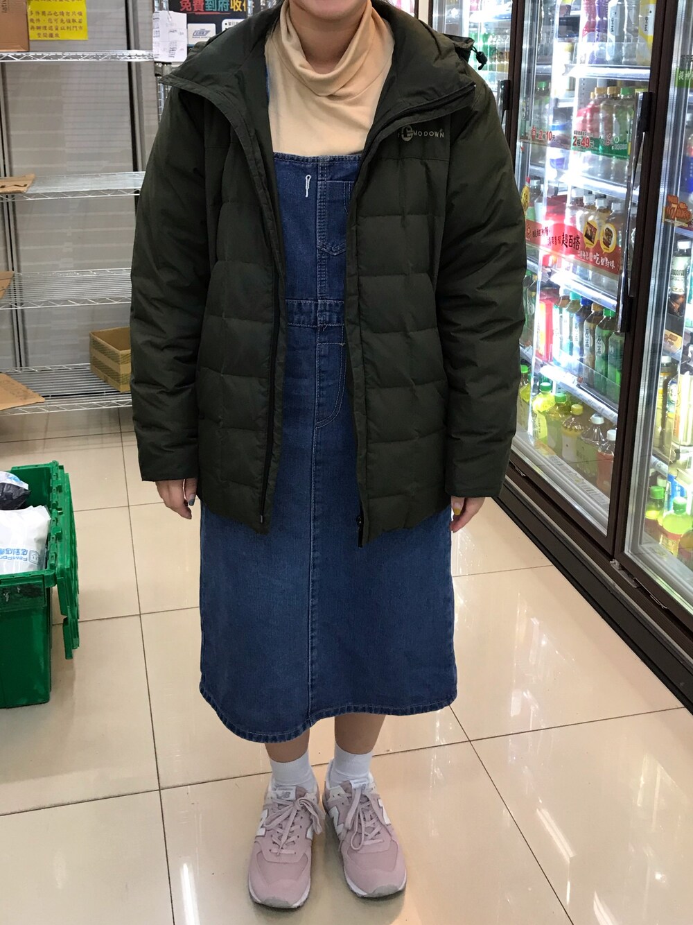「New Balance、jeans、dress」｜「NEW BALANCEのアイテム（スニーカー、ピンク系）」を使った、chiauさん（レディース・158cm）の冬コーディネートの1枚目の写真