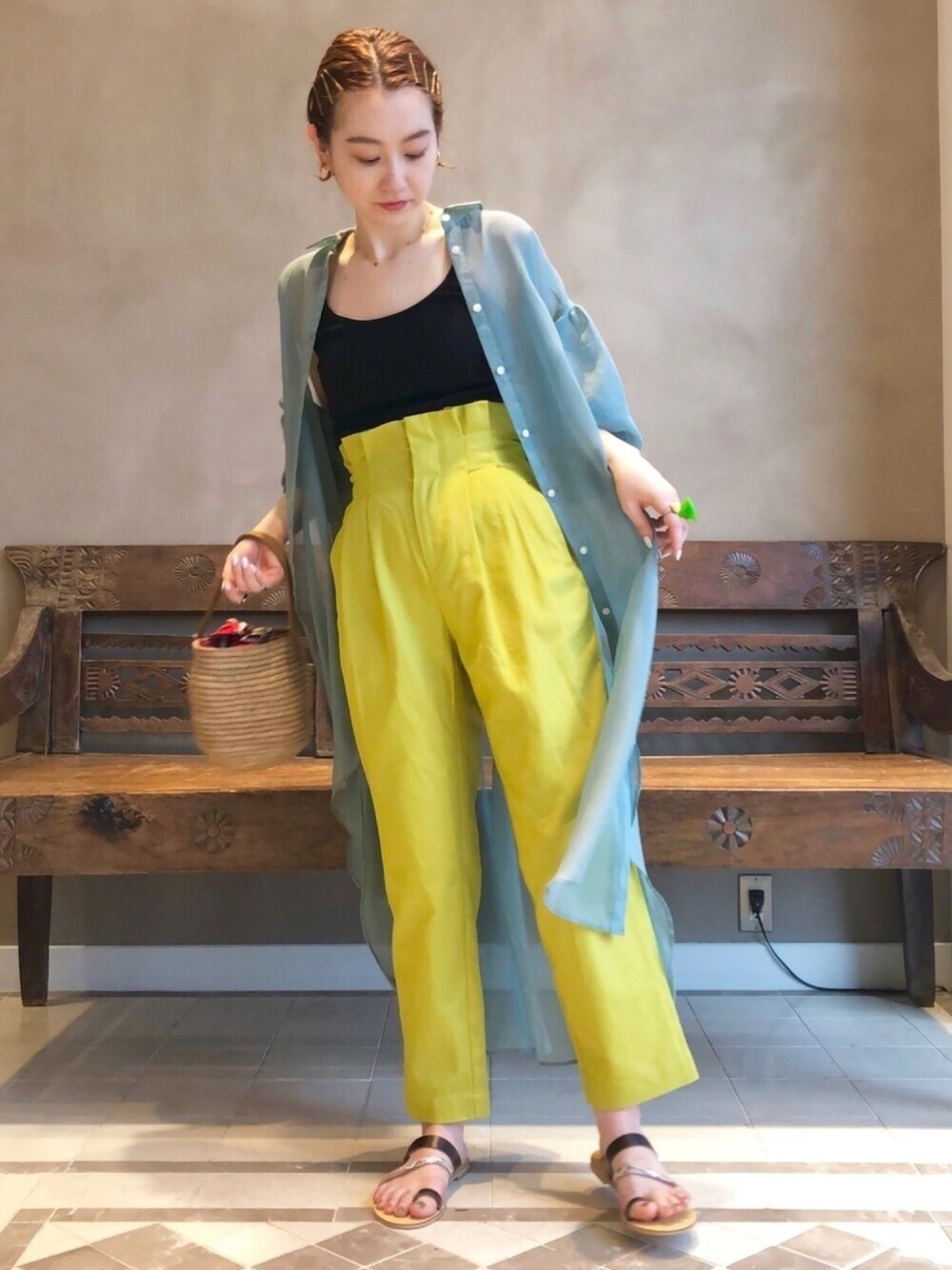 「夏コーデ、パンツスタイル、今日のコーデ、BEAMS LIGHTS、カジュアルコーデ、シンプル、シースルー、シャツ好き集まれ」｜「BEAMS LIGHTSのBEAMS LIGHTS / コットン ウエスト タック パンツ（その他パンツ、イエロー系）」を使った、ウエダ シホさん（レディース・157cm）の夏コーディネートの1枚目の写真