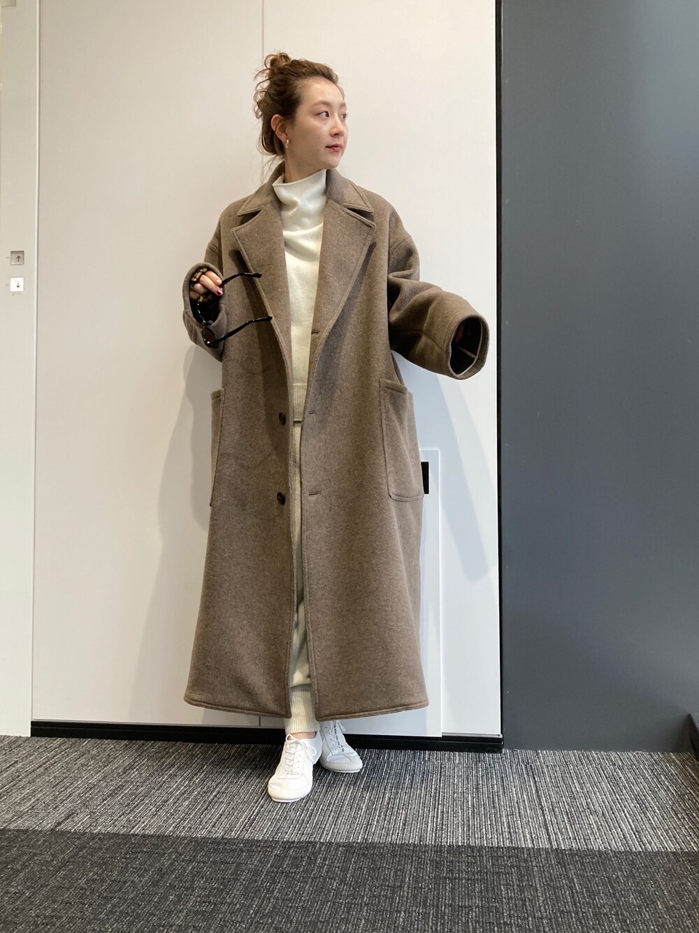 「秋のカフェオレコーデ、秋のコーデ、オトナカジュアル、シンプル、ブラウンコーデ、BEAMS、BEAMS LIGHTS」｜「BEAMS LIGHTSのWAX LONDON / ビーバーダブルコート（チェスターコート、ブラウン系）」を使った、ウエダ シホさん（レディース・157cm）の秋コーディネートの1枚目の写真