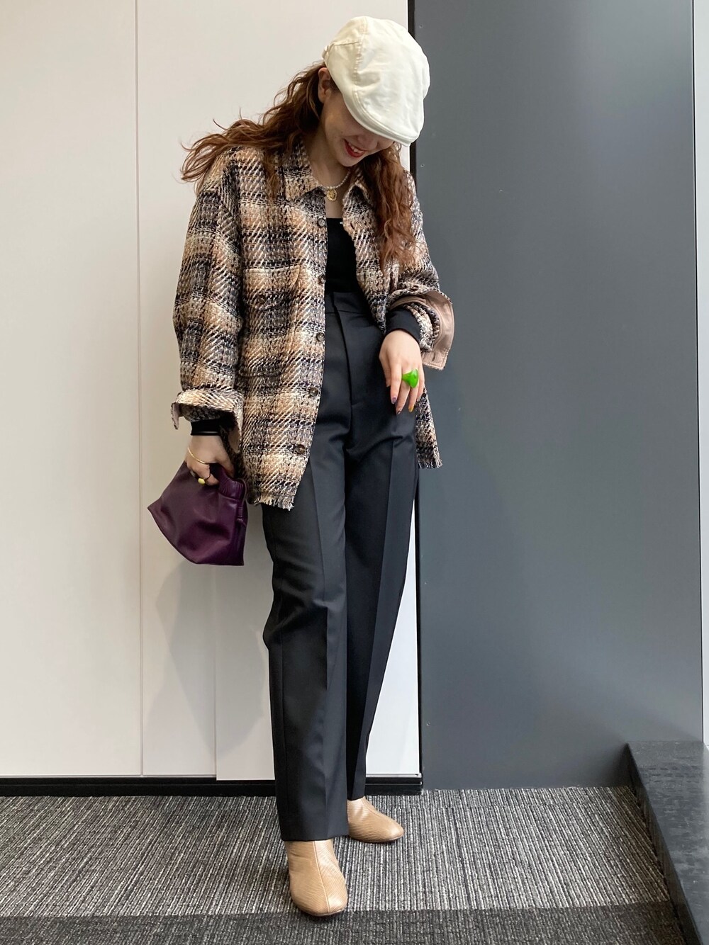 ベージュ系のブルゾン、ブラック系のその他パンツ、ブラウン系のブーツを着用したレディースの秋コーディネートの1枚目の写真