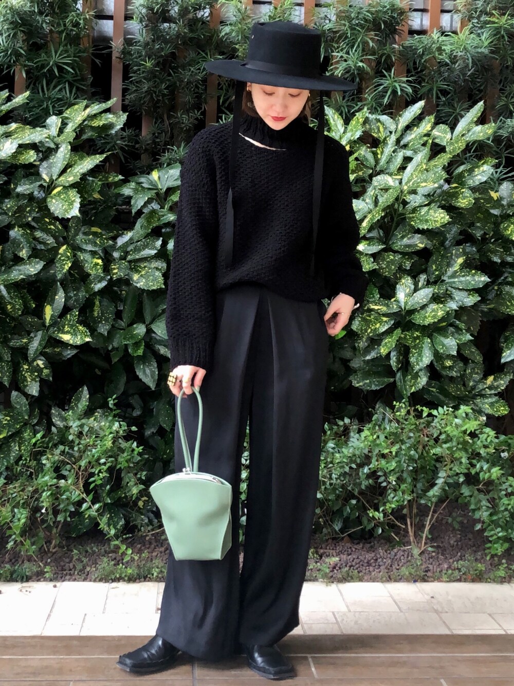 「秋冬コーデ、大人カジュアル、オトナ女子、キレイめ、モード、ブラックコーデ、秋服、BEAMS LIGHTS、Ray BEAMS」｜「BEAMS LIGHTSのBEAMS LIGHTS / ビンテージサテン タックパンツ（その他パンツ、ブラック系）」を使った、ウエダ シホさん（レディース・157cm）の秋コーディネートの1枚目の写真