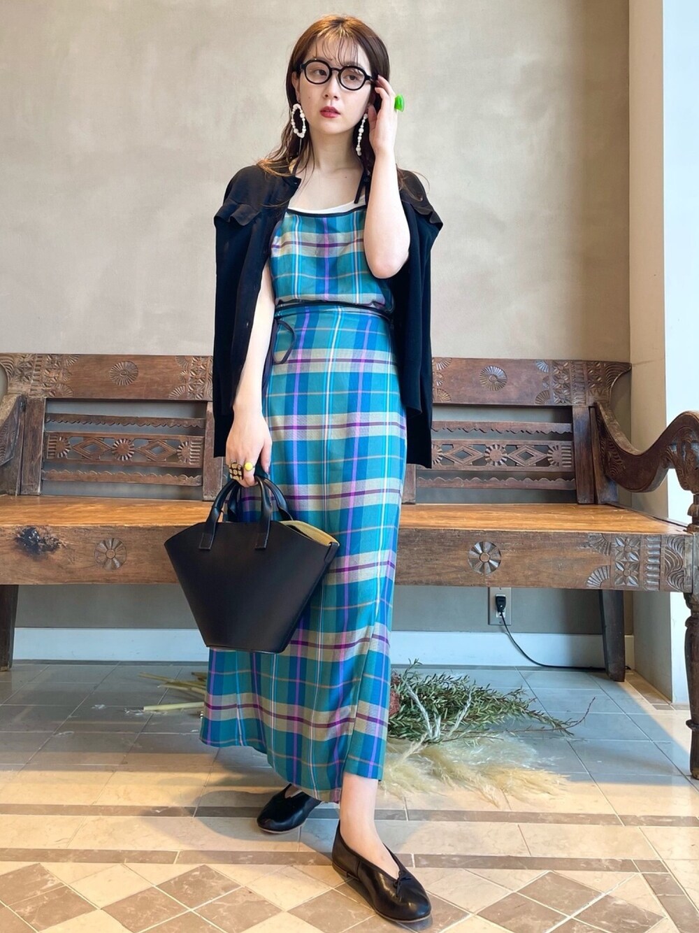 「大人カジュアル、きれいめカジュアル、オトナ女子、休日コーデ、シンプル、エプロンワンピース、フラットシューズ、BEAMS、BEAMS LIGHTS」｜「BEAMS LIGHTSのBEAMS LIGHTS / タータンチェック エプロン ワンピース（ワンピース、ブルー系）」を使った、ウエダ シホさん（レディース・157cm）の冬コーディネートの1枚目の写真