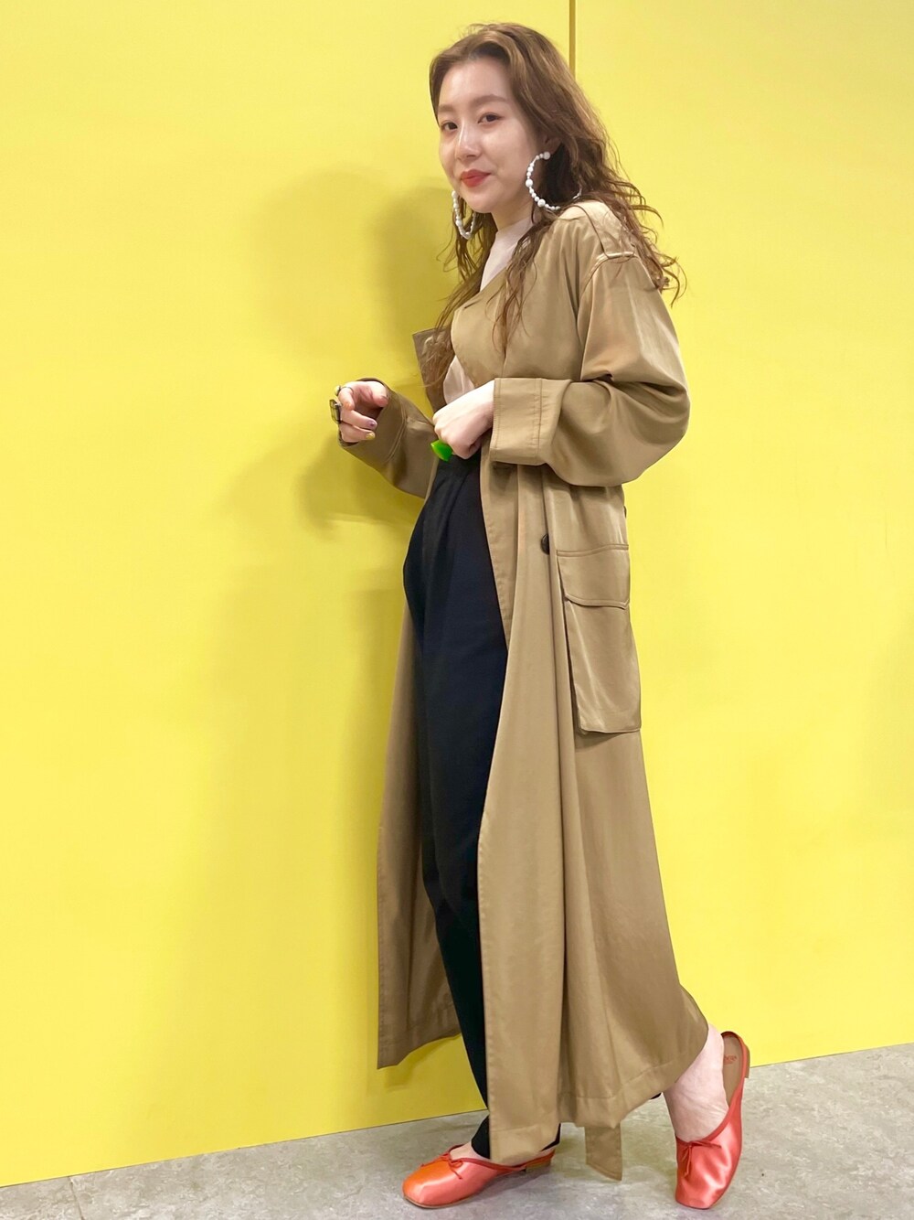 「シンプル、カジュアルコーデ、オトナ女子、トレンチコート、春アウター、A.P.C.、BEAMS、BEAMS LIGHTS」｜「BEAMS LIGHTSのBEAMS LIGHTS / カツラギ 切り替え タックパンツ（スラックス、ブラック系）」を使った、ウエダ シホさん（レディース・157cm）の春コーディネートの1枚目の写真