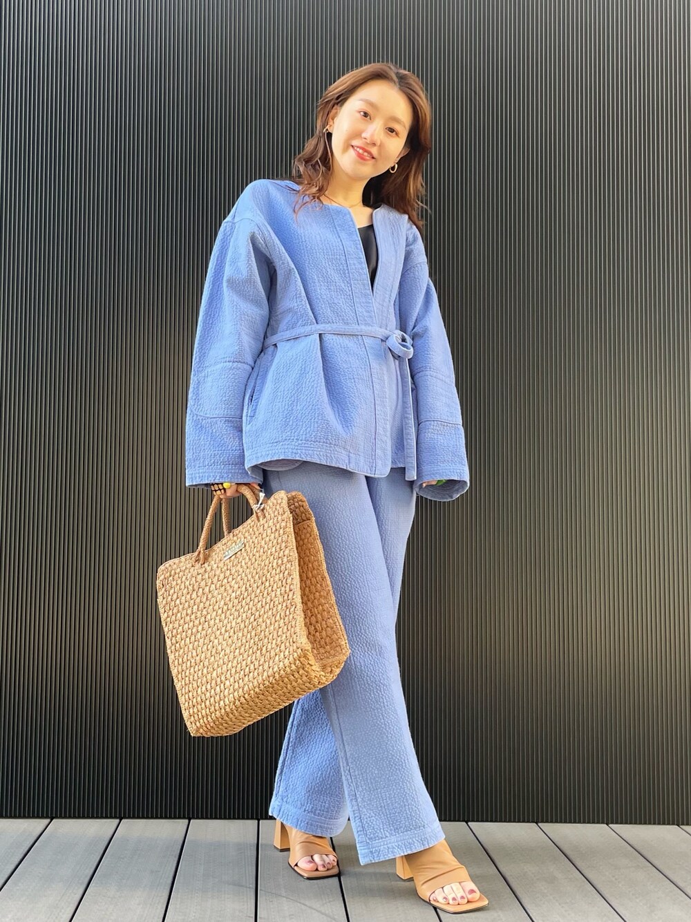 「シンプル、大人カジュアル、春色、カラーパンツ、BEAMS、BEAMS LIGHTS、KIIRA、セットアップ、かごバッグ」｜「BEAMS LIGHTSのKiiRA / コットン ライナー ジャケット（その他アウター、ブルー系）」を使った、ウエダ シホさん（レディース・157cm）の春コーディネートの1枚目の写真