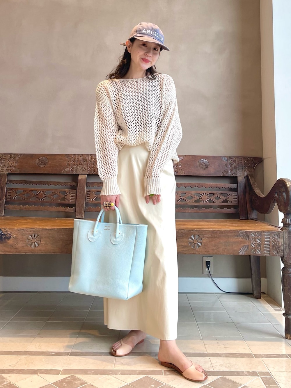 「大人カジュアル、キャップ、春、キレイめ、ラクチンコーデ、BEAMS、BEAMS LIGHTS」｜「BEAMS LIGHTSのBEAMS LIGHTS / ホールガーメント ネット編 ニット（ニット/セーター、ホワイト系）」を使った、ウエダ シホさん（レディース・157cm）の春コーディネートの1枚目の写真