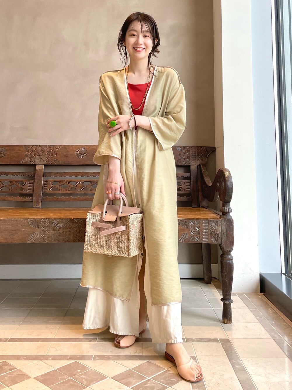 「シースルー、シンプル、休日コーデ、大人コーデ、シアー、キャミソール、ラフ、BEAMS、BEAMS LIGHTS、Ray BEAMS」｜「BEAMS LIGHTSのBEAMS LIGHTS / サテン バインダー シアー コート（その他アウター、イエロー系）」を使った、ウエダ シホさん（レディース・157cm）の春コーディネートの1枚目の写真