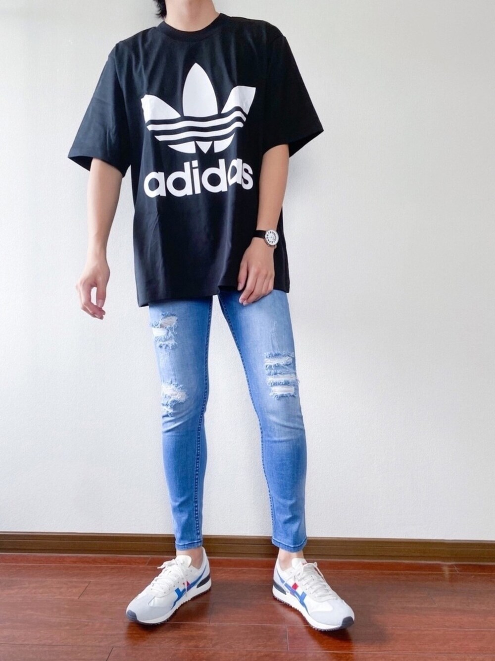 ブラック系のTシャツ/カットソー、ブルー系のデニムパンツ、その他のその他を着用したメンズの夏コーディネートの1枚目の写真