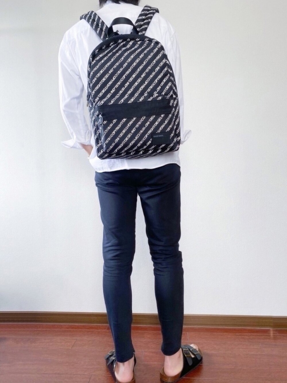 ブラック系のバックパック/リュック、ブラック系のサンダル、その他のその他を着用したメンズの夏コーディネートの1枚目の写真