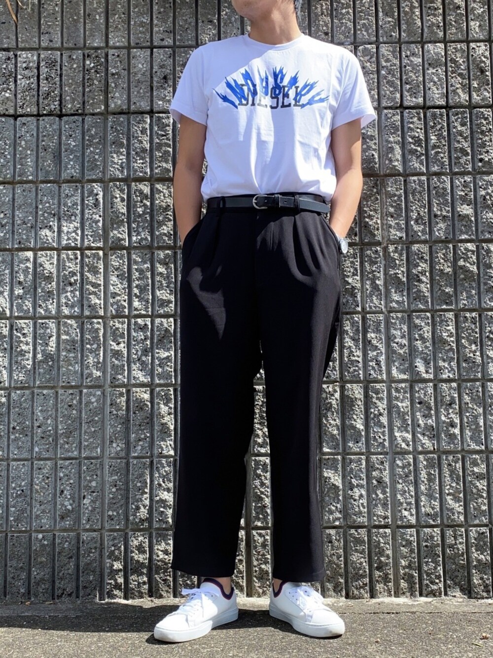 ホワイト系のTシャツ/カットソー、ブラック系のその他パンツ、ホワイト系のスニーカーを着用したメンズの夏コーディネートの1枚目の写真