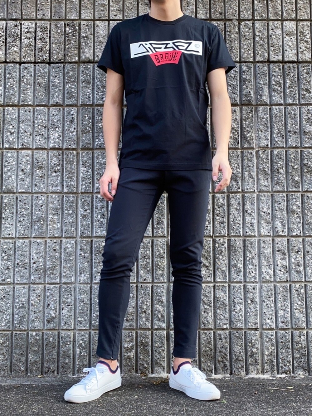 ブラック系のTシャツ/カットソー、ホワイト系のスニーカーを着用したメンズの夏コーディネートの1枚目の写真