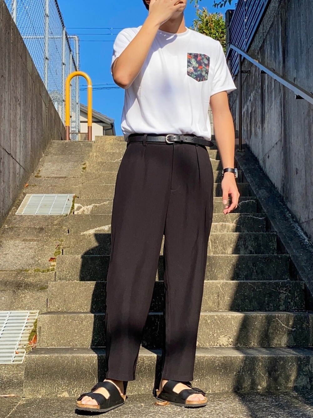 ホワイト系のTシャツ/カットソー、ブラック系のその他パンツ、ブラック系のサンダルを着用したメンズの夏コーディネートの1枚目の写真