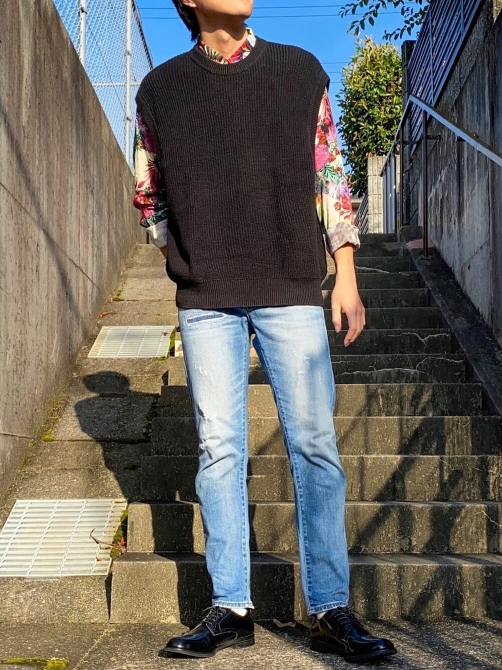 その他のTシャツ/カットソー、ブラック系のベスト、その他のその他を着用したメンズの夏コーディネートの1枚目の写真