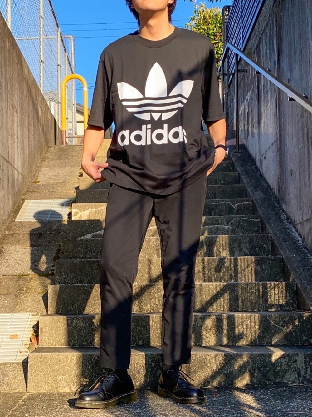 ブラック系のTシャツ/カットソー、ブラック系のドレスシューズ、ブラック系のアナログ腕時計を着用したメンズの夏コーディネートの1枚目の写真