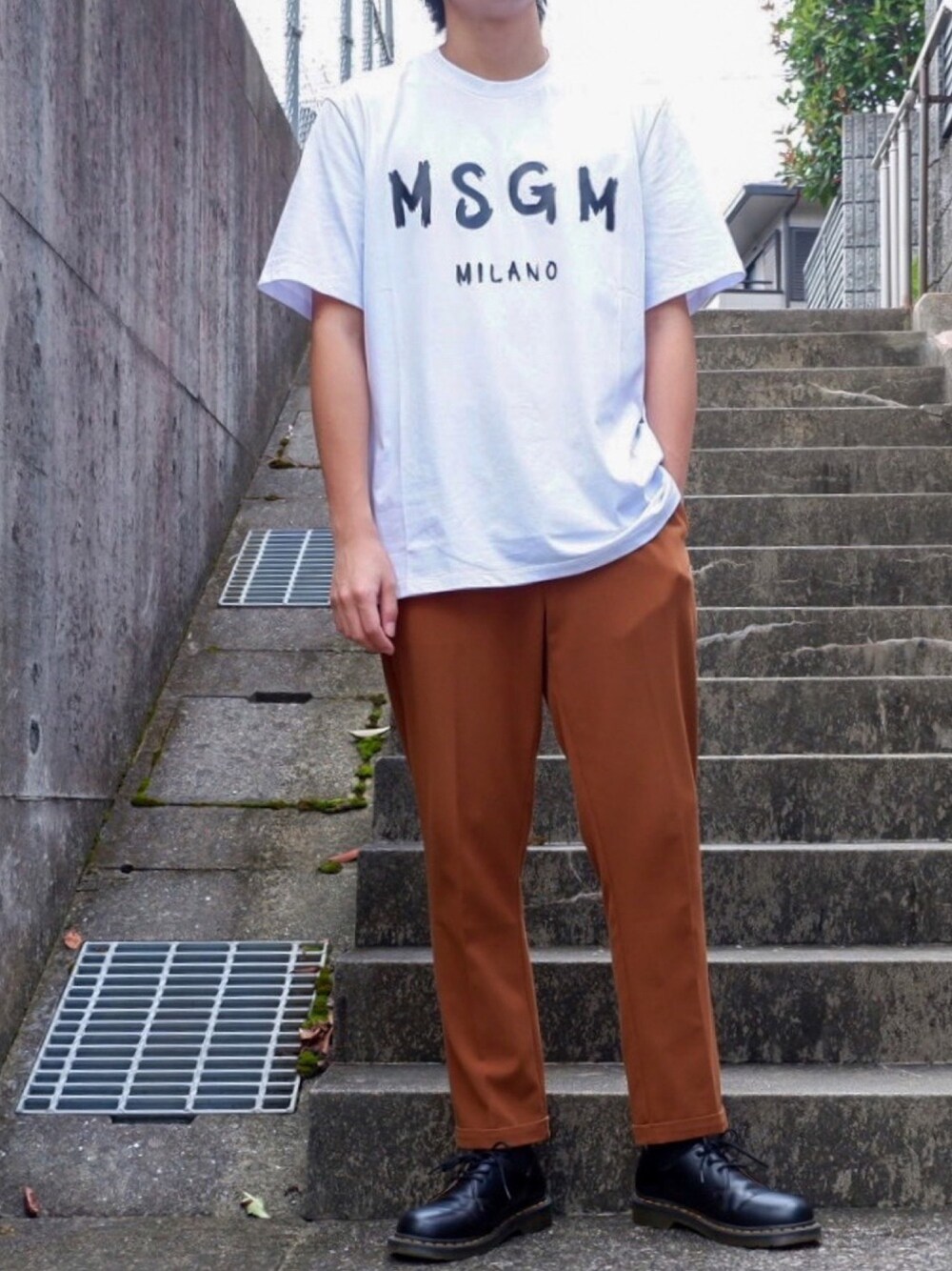 ホワイト系のTシャツ/カットソー、ブラック系のドレスシューズ、その他のその他を着用したメンズの秋コーディネートの1枚目の写真