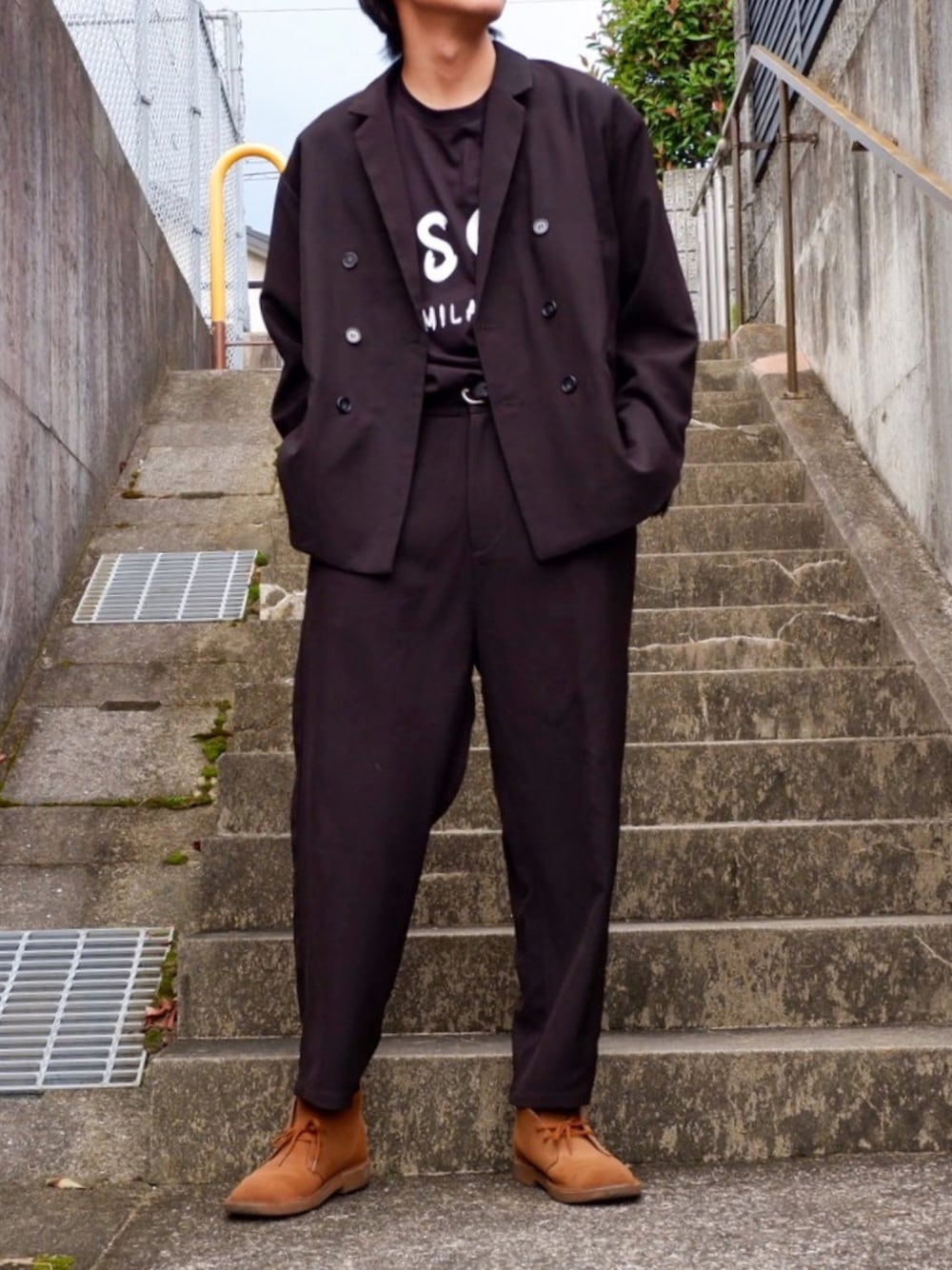 ブラウン系のブーツ、ブラック系のテーラードジャケット、ブラック系のその他パンツを着用したメンズの秋コーディネートの1枚目の写真