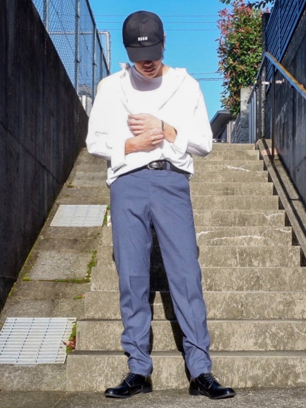 「おしゃれさんと繋がりたい、秋服準備はじめました、リラックススタイル、シンプルスタイル、革靴、キレイめ、タックイン、キャップ、いいね、save、フォローお願いします🤑、秋のマイ旬スタイル」｜「MSGMのMSGM/エムエスジーエム/LOGO CAP（キャップ、ブラック系）」を使った、nomiさん（メンズ・174cm）の秋コーディネートの1枚目の写真