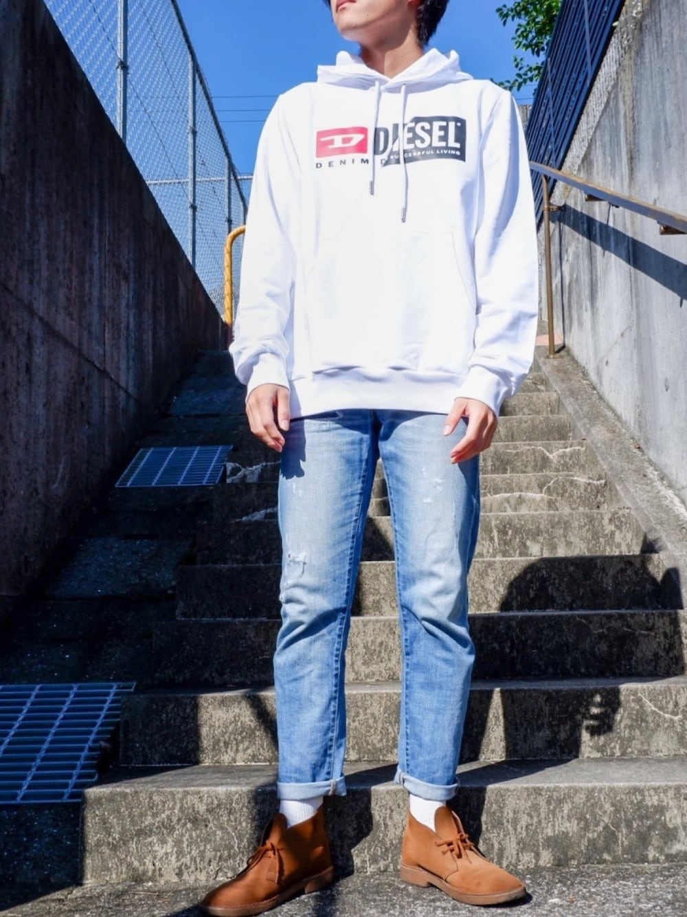 ホワイト系のパーカー、ブラウン系のブーツ、その他のその他を着用したメンズの秋コーディネートの1枚目の写真