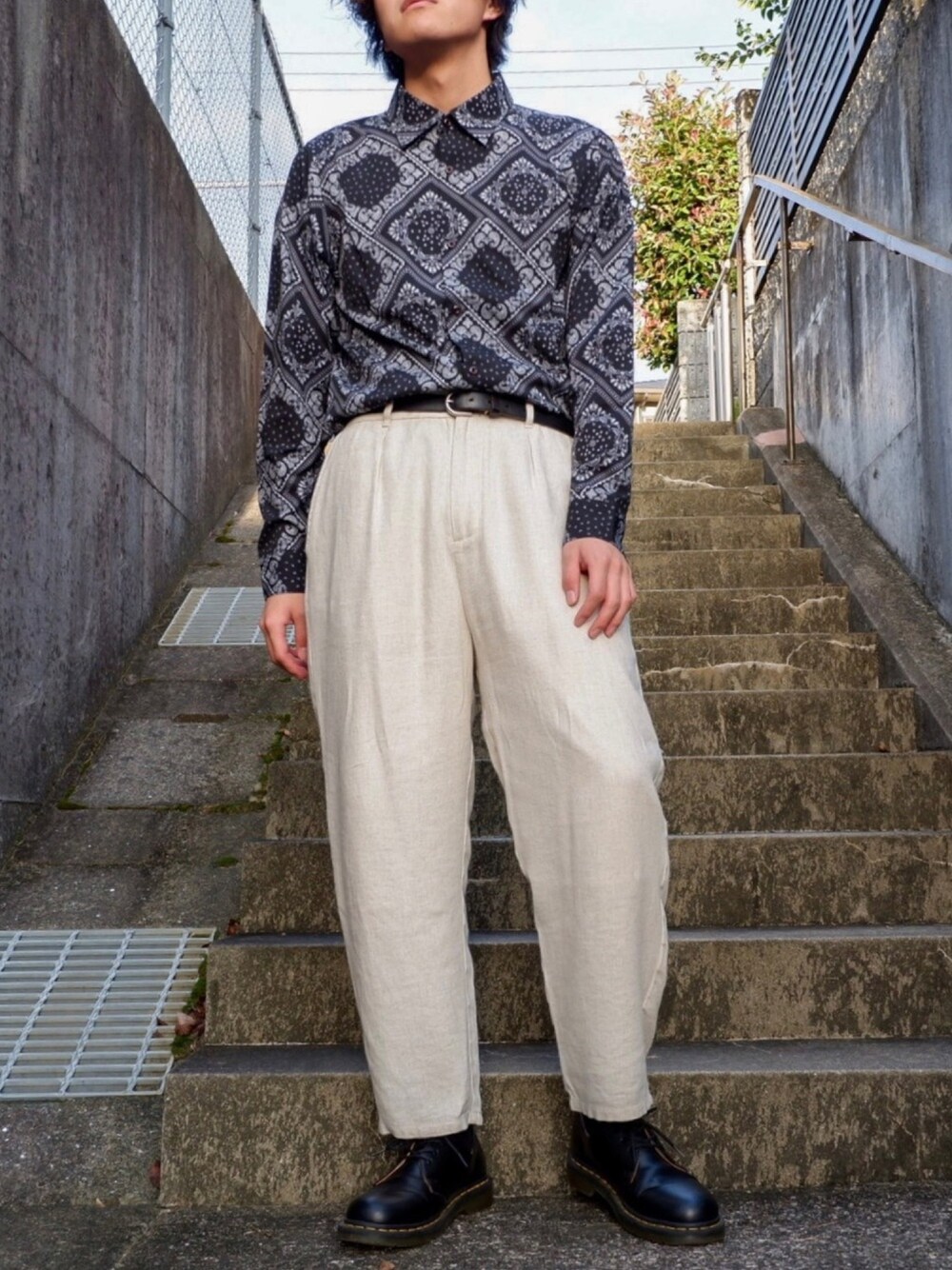 ブラック系のシャツ/ブラウス、ホワイト系のその他パンツ、ブラック系のドレスシューズを着用したメンズの秋コーディネートの1枚目の写真